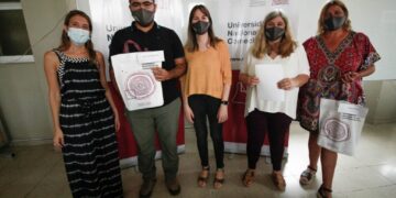 SE REALIZÓ UNA REUNIÓN CON TUTORES PARES Y FUERON ENTREGADOS KITS CON MATERIAL TECNOLÓGICO