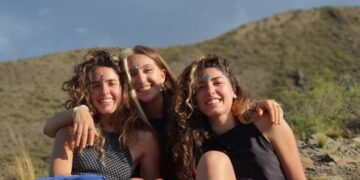 ALUMNAS DE LA UNCUYO CREARON UN PROYECTO DE ROPA SUSTENTABLE, ARTESANAL Y PARA TODOS LOS CUERPOS