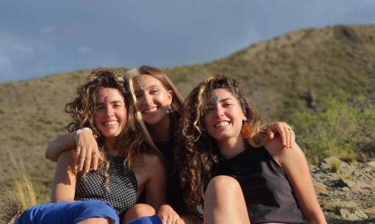 ALUMNAS DE LA UNCUYO CREARON UN PROYECTO DE ROPA SUSTENTABLE, ARTESANAL Y PARA TODOS LOS CUERPOS