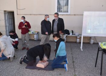 SE DICTÓ UNA CAPACITACIÓN EN RCP Y DEA CON ALUMNOS DE LA UNVIME