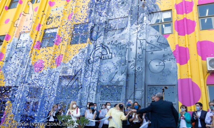 UNSL: INAUGURARON EL MURAL DE EINSTEIN EN EL BLOQUE 1