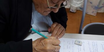 EN SU NIÑEZ TUVO QUE DEJAR LA ESCUELA PARA TRABAJAR EN EL CAMPO Y A LOS 89 CUMPLE SU SUEÑO: ESTÁ POR TERMINAR LA PRIMARIA