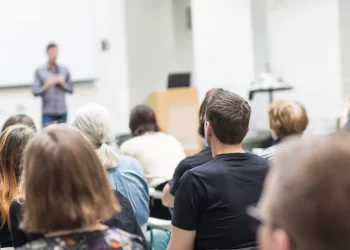 TESIS TRUCHAS: EL NEGOCIO EN DÓLARES POR EL QUE PAGAN LOS ESTUDIANTES Y LAS UNIVERSIDADES DICEN DESCONOCER