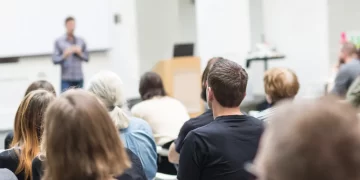 TESIS TRUCHAS: EL NEGOCIO EN DÓLARES POR EL QUE PAGAN LOS ESTUDIANTES Y LAS UNIVERSIDADES DICEN DESCONOCER