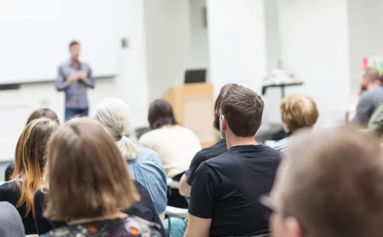 TESIS TRUCHAS: EL NEGOCIO EN DÓLARES POR EL QUE PAGAN LOS ESTUDIANTES Y LAS UNIVERSIDADES DICEN DESCONOCER