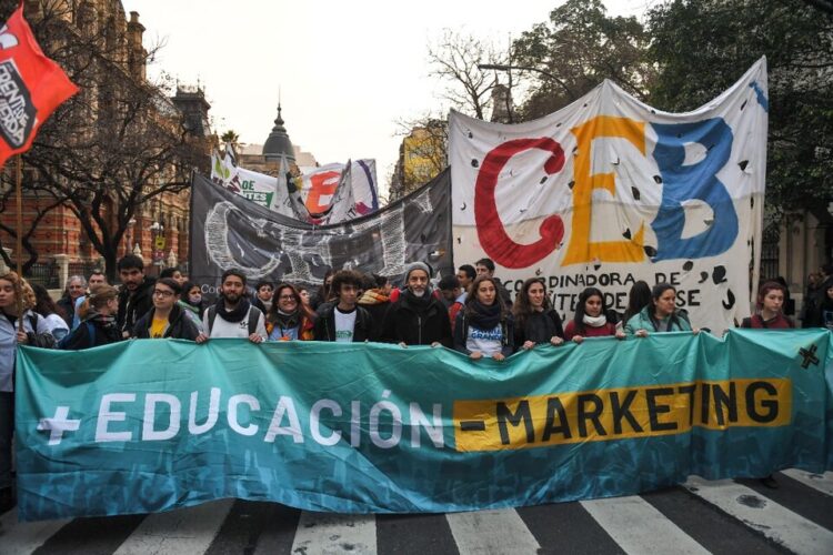 CABA: MARCHA CONTRA LAS POLÍTICAS EDUCATIVAS DEL GCBA