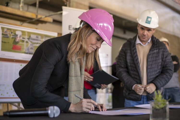 SE FIRMÓ EL CONTRATO DE ADJUDICACIÓN DE LA OBRA COMPLEMENTARIA AL ACTUAL EDIFICIO DE LA UNLC
