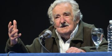 JOSÉ “PEPE” MUJICA DELEITÓ EN EL AVE FÉNIX
