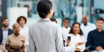 FUE RECHAZADA MÁS DE 100 VECES Y HOY SU EMPRESA VALE 26.000 MILLONES