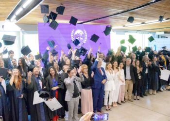 EGRESADOS DE LA UNIVERSIDAD DE LA PUNTA CELEBRARON SUS TÍTULOS EN UN ACTO COLMADO DE EMOCIONES E HISTORIAS PERSONALES