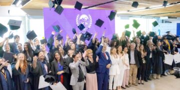 EGRESADOS DE LA UNIVERSIDAD DE LA PUNTA CELEBRARON SUS TÍTULOS EN UN ACTO COLMADO DE EMOCIONES E HISTORIAS PERSONALES