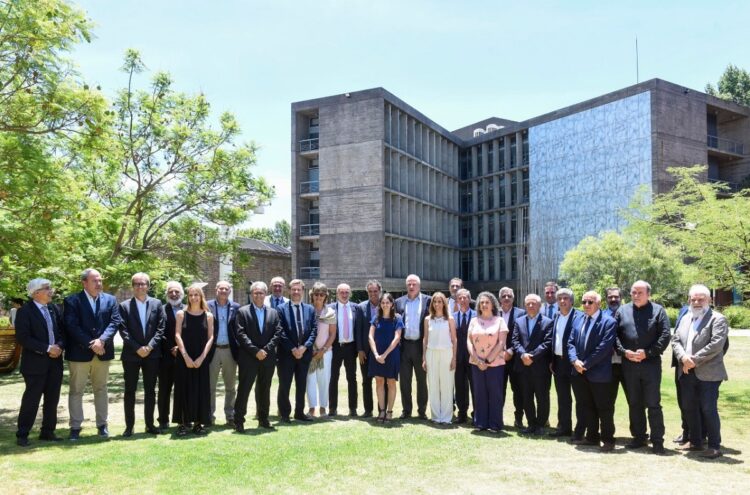 LA RECTORA AGUSTINA RODRÍGUEZ SAÁ FIRMÓ UN CONVENIO PARA LA CONSTRUCCIÓN DEL SEGUNDO EDIFICIO DE LA UNLC