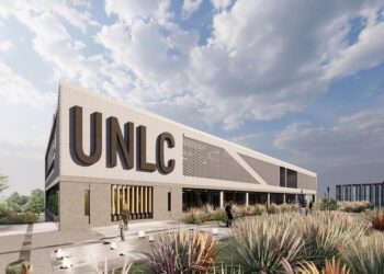 EDICIÓN ESPECIAL DE REVISTA ESCENARIOS CON EL DESARROLLO DEL PRIMER EDIFICIO ACADÉMICO DE LA UNLC