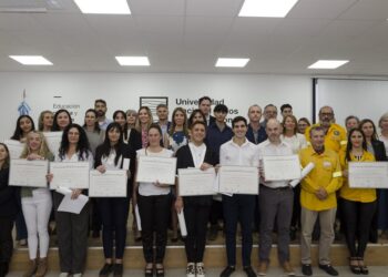 UNLC: LOS PRIMEROS 12 ESTUDIANTES EN COMPLETAR SUS ESTUDIOS RECIBIERON SUS DIPLOMAS.