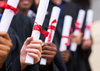 “DÍGAME LICENCIADO”: LA OFERTA UNIVERSITARIA EN ARGENTINA… ¿LA INDUSTRIA DE LOS TÍTULOS?