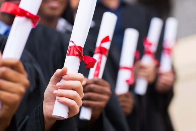 “DÍGAME LICENCIADO”: LA OFERTA UNIVERSITARIA EN ARGENTINA… ¿LA INDUSTRIA DE LOS TÍTULOS?