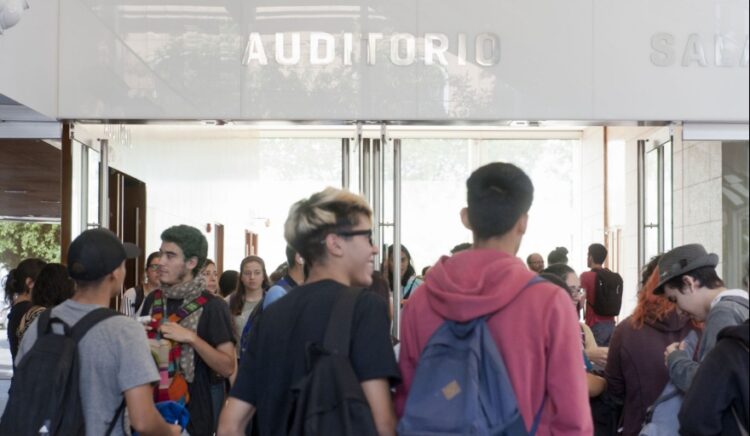 INTELIGENCIA ARTIFICIAL: EL DEBATE PRINCIPAL ES CÓMO SE REGULA Y DEMOCRATIZA