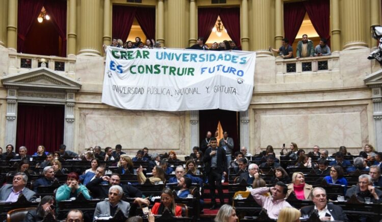 ¿EN QUÉ SE BASARÁN LOS PLANES DE ESTUDIO DE LAS CINCO UNIVERSIDADES APROBADAS?