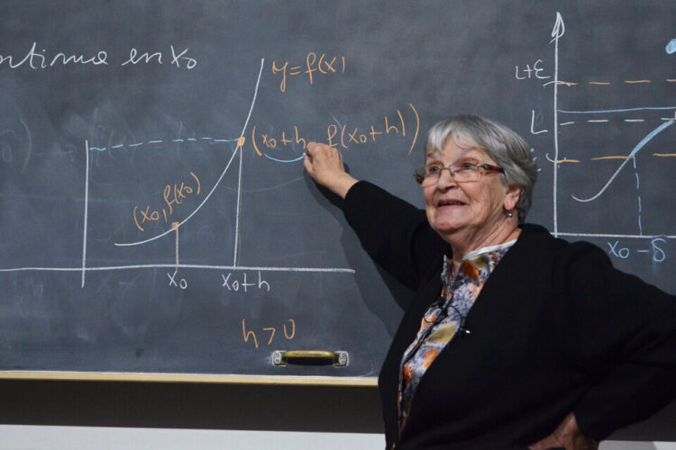 DESIGNAN “PROFESORA HONORARIA” A DOCENTE SEPTUAGENARIA QUE ENSEÑA MATEMÁTICA EN REDES SOCIALES