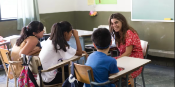 BUSCAN A GRADUADOS UNIVERSITARIOS QUE QUIERAN COMPROMETERSE CON LA EDUCACIÓN