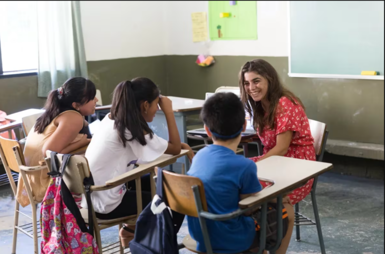 BUSCAN A GRADUADOS UNIVERSITARIOS QUE QUIERAN COMPROMETERSE CON LA EDUCACIÓN