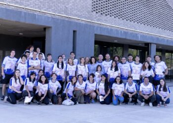 ENTREGAN CERTIFICADOS Y ROPA DEPORTIVA A ESTUDIANTES DE LA UNLC