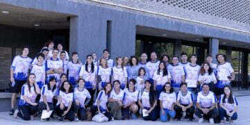 ENTREGAN CERTIFICADOS Y ROPA DEPORTIVA A ESTUDIANTES DE LA UNLC