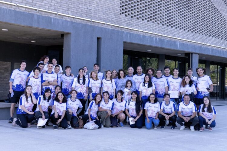 ENTREGAN CERTIFICADOS Y ROPA DEPORTIVA A ESTUDIANTES DE LA UNLC