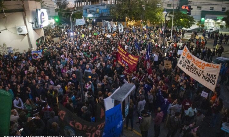 MÁS DE 20.000 SANLUISEÑOS MARCHARON EN DEFENSA DE LA UNIVERSIDAD PÚBLICA