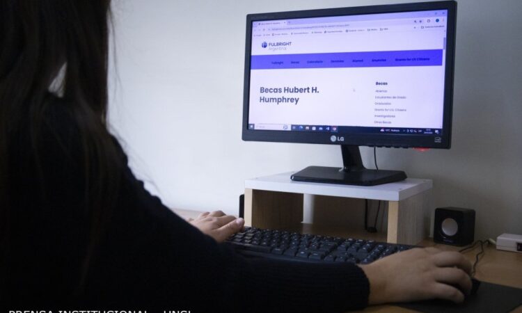 BECAS PARA PROFESIONALES QUE TRABAJAN EN POLÍTICAS PÚBLICAS
