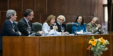 HONORIS CAUSA: SANTIAGO KOVADLOFF YA FORMA PARTE DE LA UNCUYO