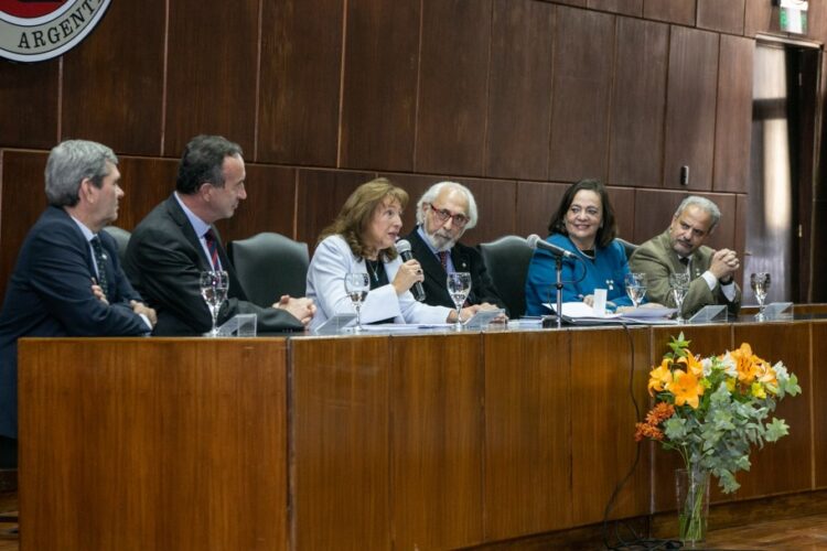 HONORIS CAUSA: SANTIAGO KOVADLOFF YA FORMA PARTE DE LA UNCUYO