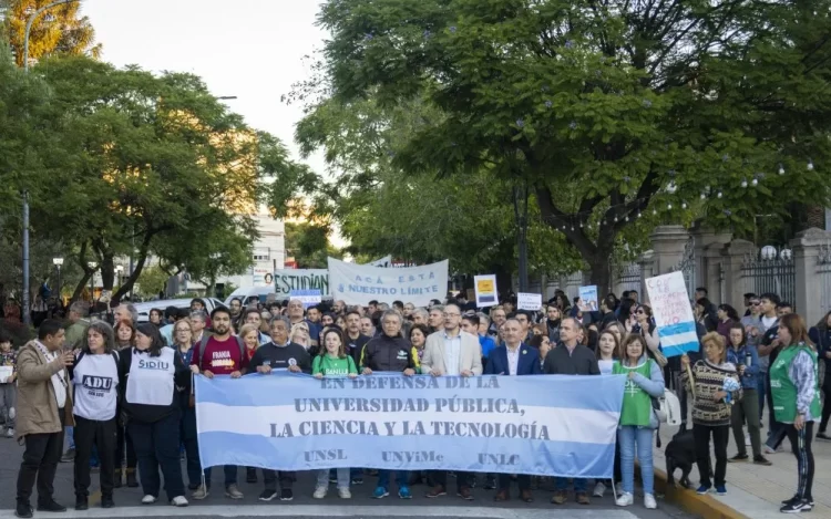 FUERTE MENSAJE DE LA SOCIEDAD EN DEFENSA DE LA EDUCACIÓN PÚBLICA