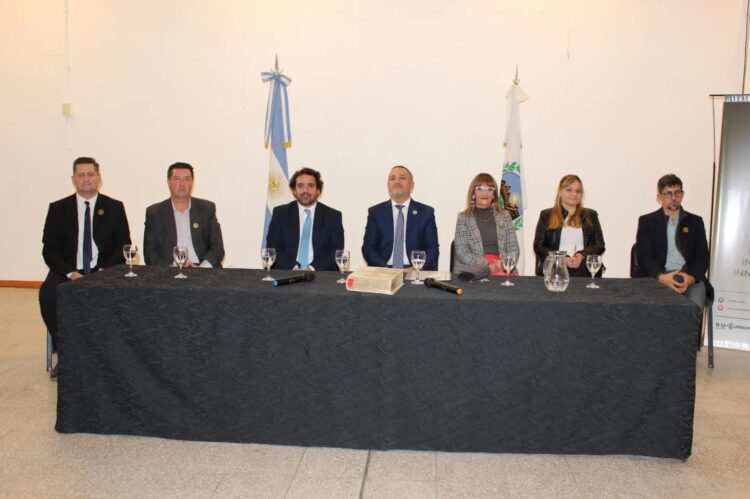 EL RECTOR PUSO EN FUNCIONES A LA LIC. ROXANA TROPICH COMO DIRECTORA DE LA ESCUELA DE CIENCIAS SOCIALES Y EDUCACIÓN DE LA UNVIME