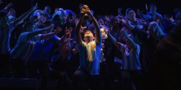 A SALA LLENA, EL CORO DE LA ULP RINDIÓ HOMENAJE A LA UNIVERSIDAD POR SUS 20 AÑOS