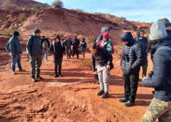 ESTUDIANTES Y DOCENTES DE LA UNLC EN EXPLORACIÓN PALEONTOLÓGICA EN SIERRA DE LAS QUIJADAS