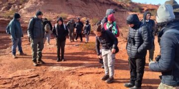 ESTUDIANTES Y DOCENTES DE LA UNLC EN EXPLORACIÓN PALEONTOLÓGICA EN SIERRA DE LAS QUIJADAS