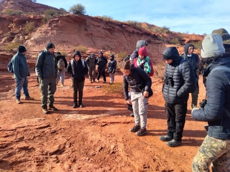 ESTUDIANTES Y DOCENTES DE LA UNLC EN EXPLORACIÓN PALEONTOLÓGICA EN SIERRA DE LAS QUIJADAS