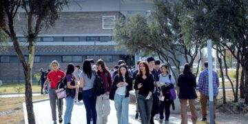 CIENTOS DE ESTUDIANTES DE ESCUELAS SECUNDARIAS RECORRIERON LA UNLC