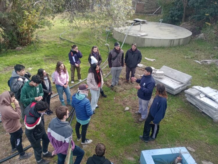DOCENTES Y ESTUDIANTES DE LA UNLC VISITARON LA COOPERATIVA DE AGUA EN EL RINCÓN