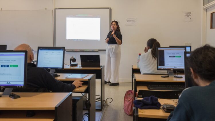 ULP: ALUMNOS DE LA TECNICATURA DESARROLLO DE SOFTWARE TUVIERON SU PRIMERA CLASE EN EL AULA HÍBRIDA