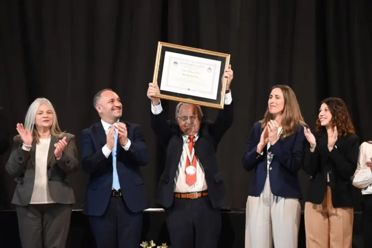 HISTÓRICO: LA UNVIME ENTREGÓ SU PRIMER DOCTOR HONORIS CAUSA AL CATEDRÁTICO MIGUEL ÁNGEL SANTOS GUERRA