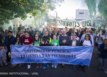 MULTITUDINARIA MARCHA EN DEFENSA DE LA EDUCACIÓN PÚBLICA