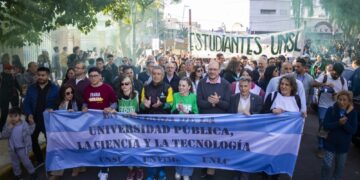 MULTITUDINARIA MARCHA EN DEFENSA DE LA EDUCACIÓN PÚBLICA