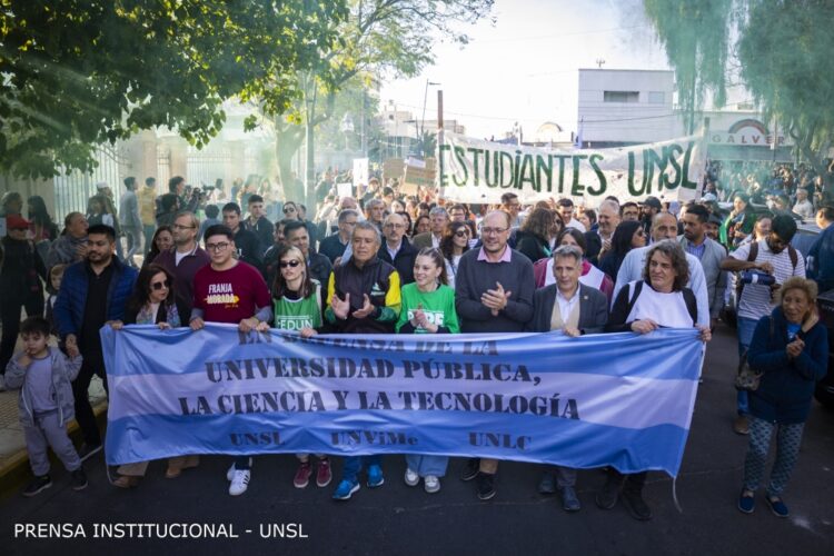 MULTITUDINARIA MARCHA EN DEFENSA DE LA EDUCACIÓN PÚBLICA