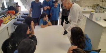 ESTUDIANTES DE LA EMEI VISITAN LABORATORIOS DE QUÍMICA EN LA UNLC