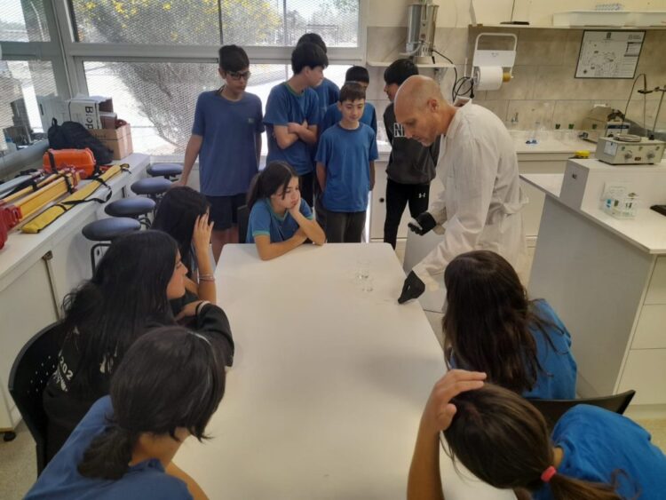 ESTUDIANTES DE LA EMEI VISITAN LABORATORIOS DE QUÍMICA EN LA UNLC