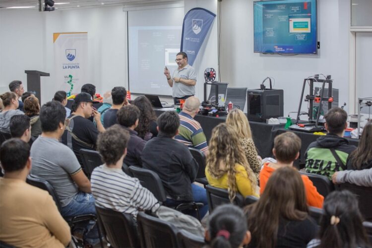EL TALLER DE IMPRESIÓN 3D REUNIÓ A 130 ALUMNOS Y EMPRENDEDORES