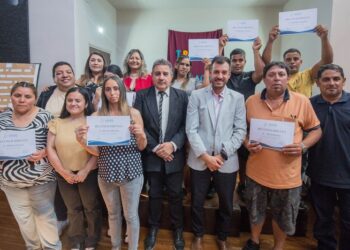 TRABAJADORES DE UNA PLANTA DE RECICLADO APRENDIERON A LEER Y A ESCRIBIR CON LA ULP