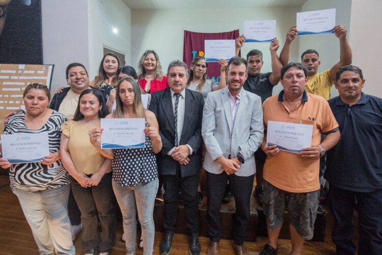 TRABAJADORES DE UNA PLANTA DE RECICLADO APRENDIERON A LEER Y A ESCRIBIR CON LA ULP